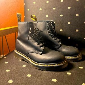 1460 GREASY LEATHER DR. MARTEN LACE UP BOOTS!